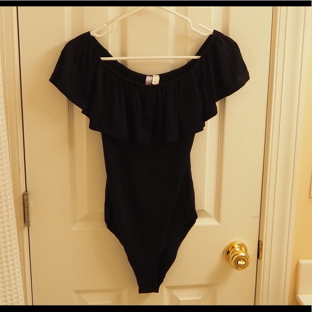 Black body suit w/ elastic neckline. Wear on or off-the-shoulder!